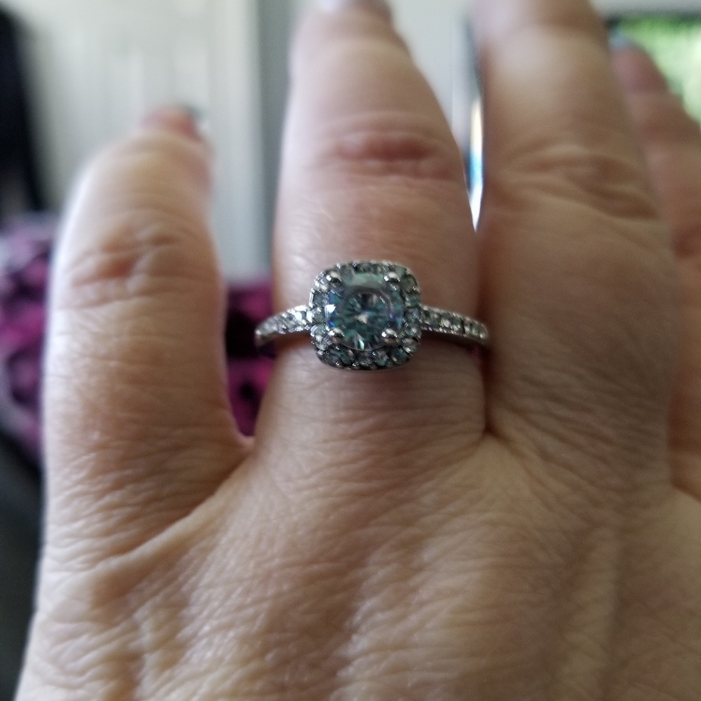 925 STERLING SLIVER CRYSTAL ZIRCON
Size 7